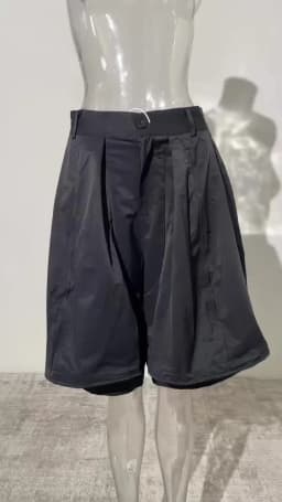 [EAM] High Waist Black Pleated Shaped Knee Length Pants New Loose Fit Trousers Women Fashion Tide Spring Summer 2026  1DF9708