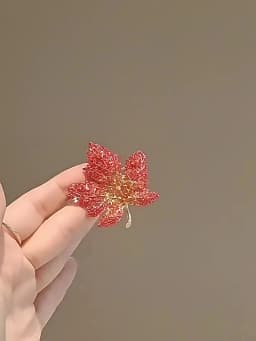 Vintage Exquisite Crystal Maple Leaf Brooch Pin for Women Trendy Clothing Collar Corsage Badge Lapel Brooch Wedding Jewelry Gift