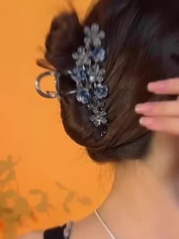 A classic rose shaped hairpin with crystal inlay, made of zinc alloy material, elegant black accessories, for women