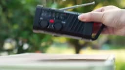 Emergency Radio with SOS Alarm, AM/FM/SW & Flashlight. 2000mAh Battery & Solar/Hand Crank Charging for Outdoor Survival.