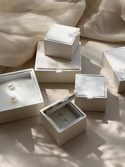 High-end White Satin Jewelry Box Ring Box Necklace Earrings Gift Storage Display Box Paper Flip Jewelry Organizer Box Joyero