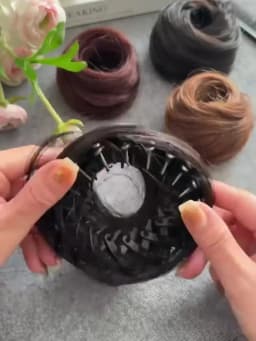 Synthetic Mini Claw Clip in Messy Hair Bun Donut Updo Hairpieces for Women Girls Curly Chignon Bird's Nest Shaped Retractable