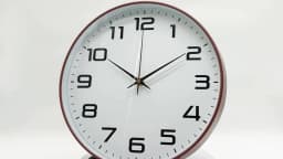 Classic Round Wall Clock Large Clear Readability Numerals Home Office Living Room Decor Offering Elegant Vintage Clock