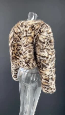 [EAM] Pattern Short Elegant Faux Fur Jacket New Round Neck Long Sleeve Women Coat Fashion Tide Autumn Winter 2026 CPG6814