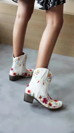 Women's Short Boots With Embroidered Flowers Pointed Toe And Thick Heels Oversized Western Boots With Plush Floral Inner Lining