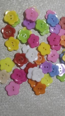 NBNNLO 50Pcs Mix Colors 10MM-22MM Multisizes Plastic Flower Buttons Craft Decoration Home Sewing Accessories