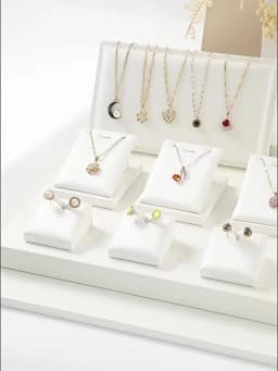 Luxurious Exhibitor Set Jewelry Display Stand White Leather Necklace Pendant Organizer Jewelry Window Counter Display Showcase