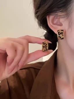 Light Luxury Leopard Print Metal C-shaped 2025 Women's Hanging Earrings Christmas Party Unusual Ear Accessories Trendy Jewelry