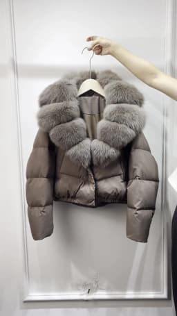2025 New Winter Big Natural Fox Fur Fluffy Puffer Coat Women Button Warm 90White Duck Feather Down Short Jacket Waterproof Parka