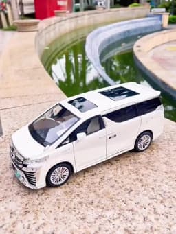 1:18 Vellfire LM300 Alloy MPV Model Diecast Car Toys Sound Light Pull Back Doors Opened Miniature Vehices Christmas Gift for Boy