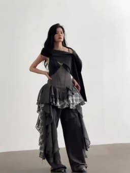 [EAM] Women Gray Plaid Ruffles Irregular Spaghetti Strap Dress New V-Neck Sleeveless Fashion Tide Spring Autumn 2026 1DJ3758