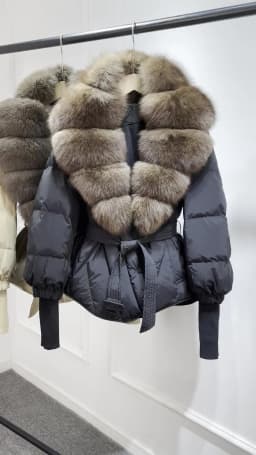 2025 New Winter Large Real Fox Fur Collar Puffer Down Jacket Women Knitted Sleeves Slim Casual White Duck Down Coat Short Parka
