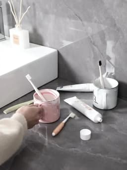 Toothbrush Holder with Dust Cover, Drainage Design, Plastic Multifunctional Bathroom Toothbrush and Cup Organizer