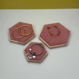 Hexagonal Jewelry Display Stand, Used for Organizing and Storing Bracelets and Necklaces.