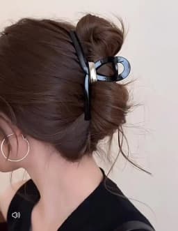 1PC Metal Label Black Large Hair Claw for Women, 2025 New Stylish High-End Back Hair Clip, Elegant Shark Clip Hair Accessory