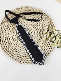 One Piece of Women's Pearl Tie. It Is Suitable for Girls and Ladies to Wear During Festivals, Parties, and in Daily Life. It's a