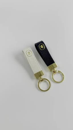Customized Name PU Leather Car Keychain - Simple and Elegant Leather Metal Key String Pendant for Keychain