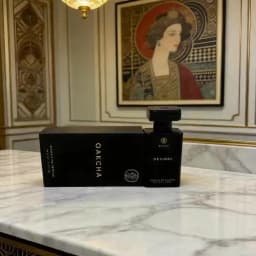 Oakcha Desiree Desire perfume is an advanced and charming dark wood flower fragrance. Huoxiang, Sandalwood, and Musk, cool and lazy, with a mysterious and seductive aura. The black bottle has a high-end texture and a long-lasting fragrance.