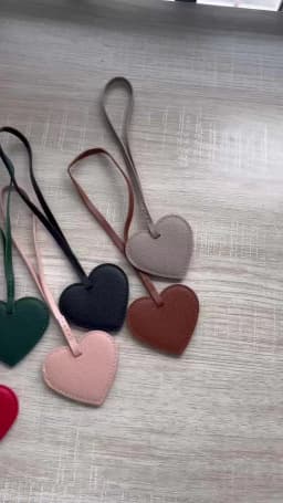 Free Initials Personalized Women PU Leather Peach Bag Pendant High Level Keychain Charm Black to School Gift Backbag Decoration