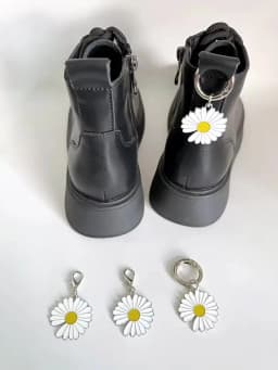 2pcs Daisy Flower Shoe Buckle Design Sunflower Boots Accessory Detachable Pendant Metal Shoe Pendant Boots Heel Decoration Gifts