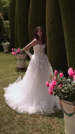 Customized Strapless Scoop Neckline With Flower A-Line Tulle Wedding Dress Zipper Back Floor Length Court Train Gown For Bride
