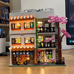 3911PCS Sushi Shop Apartment Building Blocks Set Japanese Street View House Cherry Blossom Architecture Modular Model Kit with 5 Figuren and LED Lighting DIY Assembly Bricks Toys for Adults Gift Desktop Ornament Collection Display Home Decortion