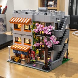 3911PCS Sushi Shop Apartment Building Blocks Set Japanese Street View House Cherry Blossom Architecture Modular Model Kit with 5 Figuren and LED Lighting DIY Assembly Bricks Toys for Adults Gift Desktop Ornament Collection Display Home Decortion