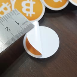 20pcs 3.5cm BITCOIN LOGO Sticker Waterproof Tear Resistant White PVC Individually Cut for Cryptocurrcencies Fans Publicity