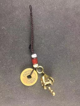 Metal Brass Raised Middle Finger Up Shape Keychain Pendant Jewelry Punk Rock Men Fashion Car Key Chain Ring Hanging Hand Keyring