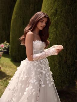 Customized Strapless Scoop Neckline With Flower A-Line Tulle Wedding Dress Zipper Back Floor Length Court Train Gown For Bride