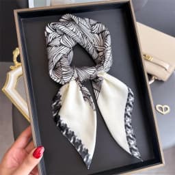 2024 Luxury Floral Print 70cm Square Silk Scarf Women Designer Scarves Bandana Foulard Shawl Hijab Echarpe Hairband Tie Ribbon