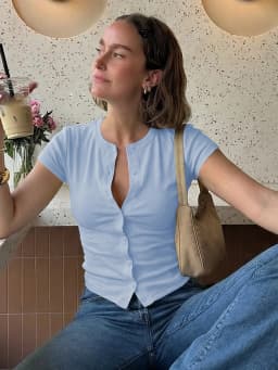 Hugcitar Fashion Solid O Neck Short Sleeve Buttons Sexy Slim Crop T-Shirt Top Summer Casual Women Clothes Streetwear Party