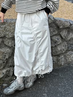 [EAM] High Elastic Waist White Drawstring Irregular Casual Half-body Skirt Women Fashion Tide New Spring Autumn 2026 1DH9428