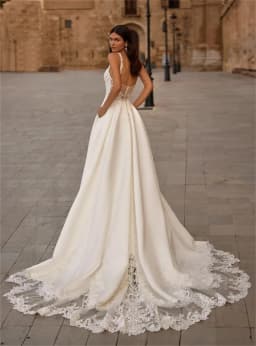 Wedding Dress Customized Lace A Line Applique Sleeveless Bridal Gowns Spaghetti Strap Buttons Backless Wedding Gown 2026