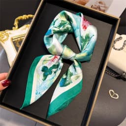 2024 Luxury Floral Print 70cm Square Silk Scarf Women Designer Scarves Bandana Foulard Shawl Hijab Echarpe Hairband Tie Ribbon