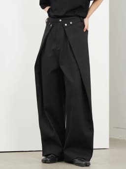 [EAM] High Waist Black Pleated Button Long Wide Leg Pants New Loose Fit Trousers Women Fashion Tide Spring Autumn 2026 1DF8330
