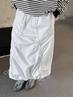 [EAM] High Elastic Waist White Drawstring Irregular Casual Half-body Skirt Women Fashion Tide New Spring Autumn 2026 1DH9428