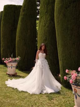 Customized Strapless Scoop Neckline With Flower A-Line Tulle Wedding Dress Zipper Back Floor Length Court Train Gown For Bride