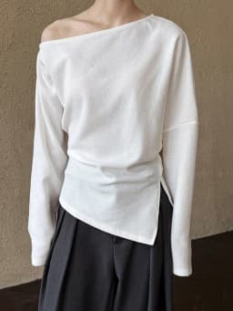 [EAM] Black Irregular Pleated Sweatshirt New Skew Collar Long Sleeve Women Big Size Fashion Tide Spring Autumn 2026 1DJ0195