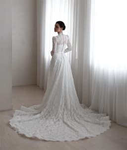 Tokyo White Elegant Long Sleeve Customized Wedding Party Zip Back High Neck Bridal Gown Lace A-Line Court Train Wedding Gown