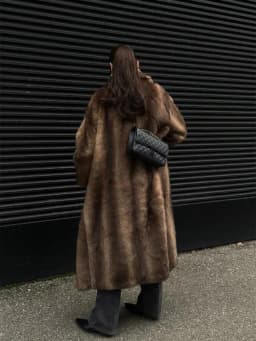 Solid Women Faux Fur Long Coat Lapel Long Sleeve Fluffy Luxury Loose Casual Outerwear 2025 Fashion Winter High Street Outwears