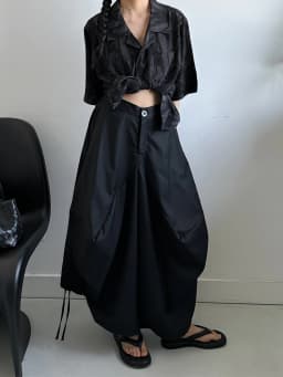 [EAM] High Elastic Waist Black Irregular Bandage Shaped Wide Leg Pants New Trousers Women Fashion Spring Autumn 2026 1DJ1234