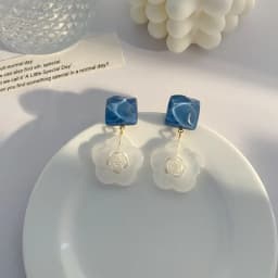 Korean Style Small Daisy Flower Ear Clip Earrings Spring Simple White Purple Petal Flower No Piercing Clip Earrings for Women