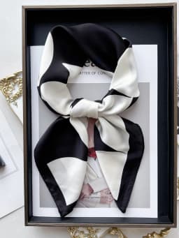 Vintage Chain Print Satin Square Scarf Soft Lightweight Women’s Fashion Accessory for Hair Neck Shawl Elegant Hair Scarf