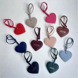 Free Initials Personalized Women PU Leather Peach Bag Pendant High Level Keychain Charm Black to School Gift Backbag Decoration