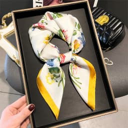 2024 Luxury Floral Print 70cm Square Silk Scarf Women Designer Scarves Bandana Foulard Shawl Hijab Echarpe Hairband Tie Ribbon