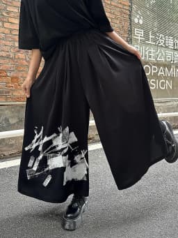 [EAM] High Elastic Waist Black Pattern Printed Long Wide Leg Pants New Trousers Women Fashion Tide Spring Autumn 2026 1DJ0899