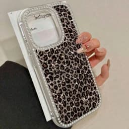 A Shiny Leopard Print Flip Case With Diamonds For IPhone 17promax/17air 16 Pro Max, 16, 15 Pro, 14, 14 Plus, 14 Pro Max, 13, 13 Pro, 12 Pro And 11 Pro Max Models. Designed To Resist Drops And Stains, This Soft Case Is Perfect For Men