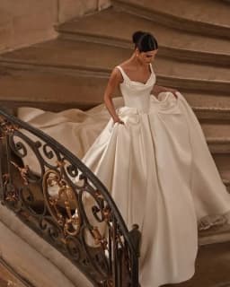 Elegant Pearls A-Line Wedding Dresses Spaghetti Straps Satin Bride Gowns Sexy Backless Bride Dress vestidos de novia de lujo