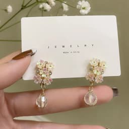 Korean Style Small Daisy Flower Ear Clip Earrings Spring Simple White Purple Petal Flower No Piercing Clip Earrings for Women